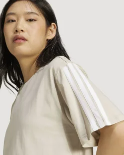 ADIDAS - T-SHIRT DONNA MEZZA MANICA  BEIGE CON 3 BANDE BIANCHE  ESSENTIALS 3-STRIPES - JE1219