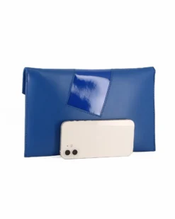 ANNES NICOLE - Pochette blu oltremare con inserto in vernice sulla patta, MADE IN ITALY