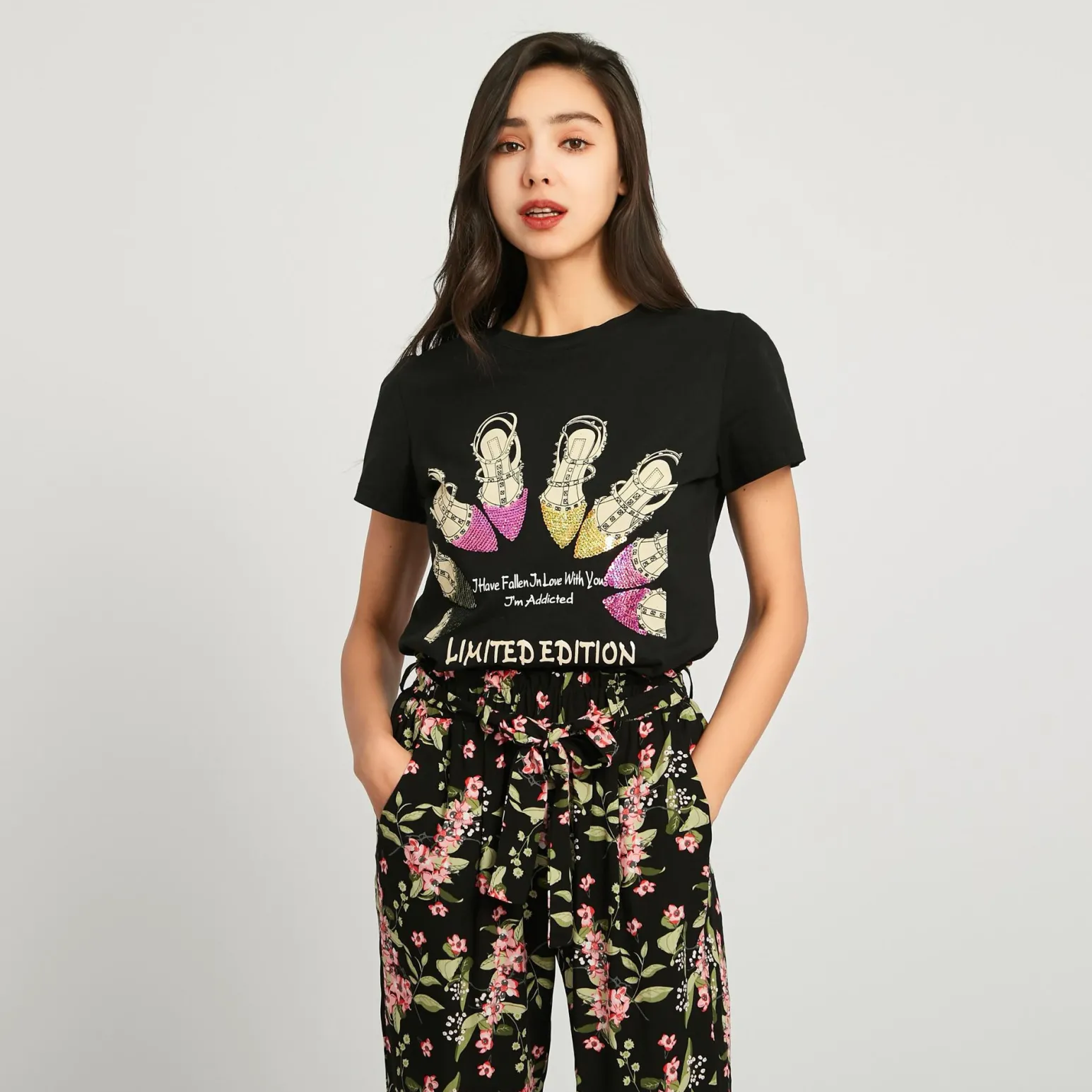 BACHATA - TSHIRT NERA MANICA CORTA CON STAMPA SCARPE BORCHIATE