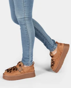 MISS GLOBO - Scarpa camel scamosciata con pelliccia leopardata e cinturino con fibbia
