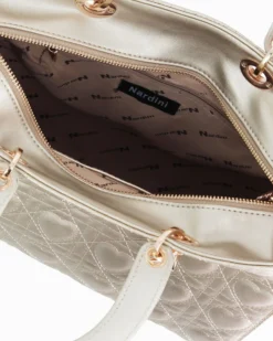NARDINI - Borsa grande platino due manici effetto vernice trapuntata con cuori e ciondoli, tracolla removibile