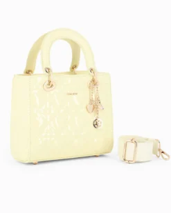 NARDINI - Borsa piccola gialla due manici effetto vernice trapuntata con cuori e ciondoli, tracolla removibile