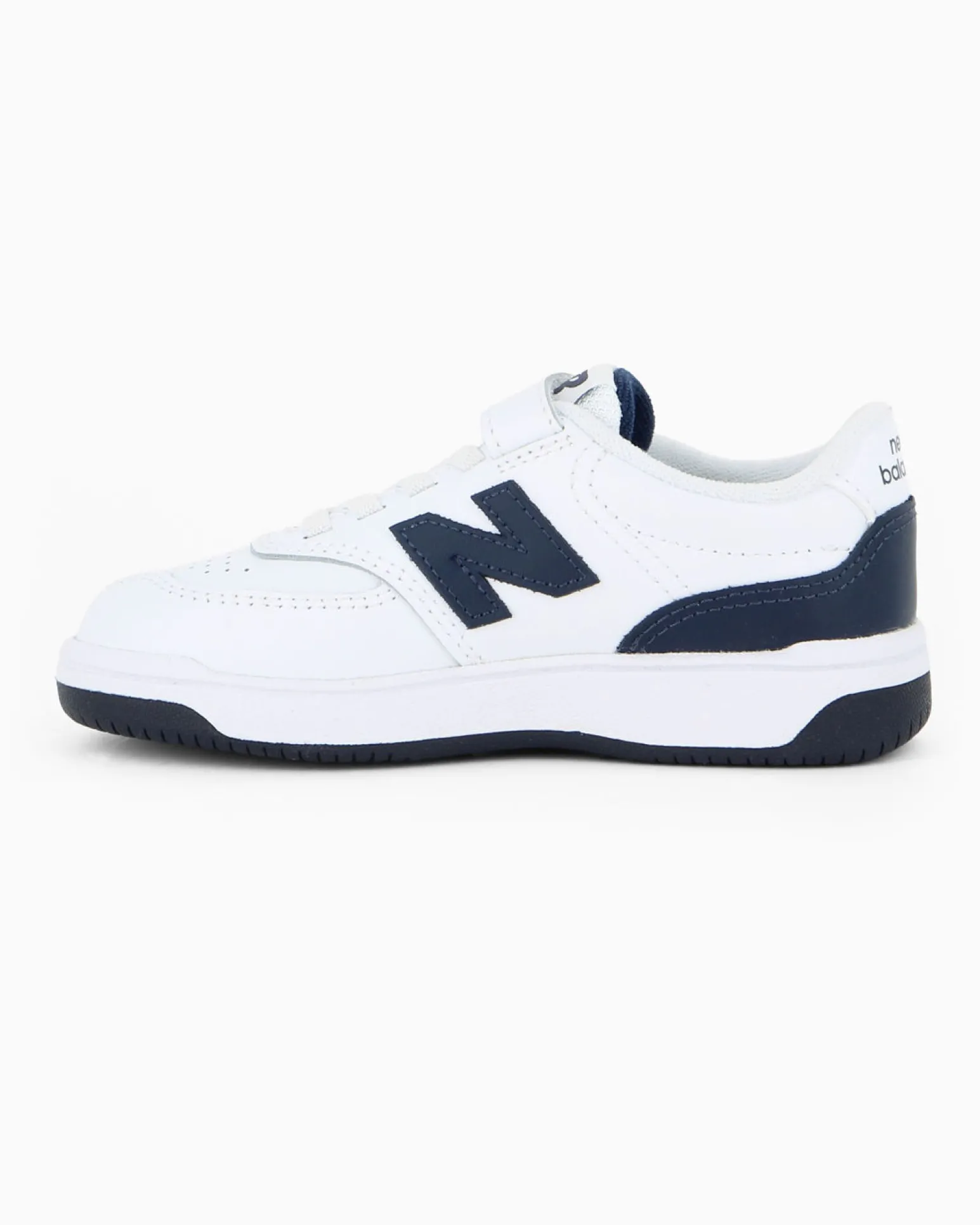 NEW BALANCE - SNEAKERS KIDS LIFESTYLE BIANCHE CON DETTAGLI BLU DAL 28 AL 35, P0806RV