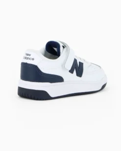 NEW BALANCE - SNEAKERS KIDS LIFESTYLE BIANCHE CON DETTAGLI BLU DAL 28 AL 35, P0806RV