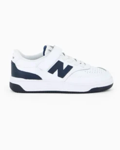 NEW BALANCE - SNEAKERS KIDS LIFESTYLE BIANCHE CON DETTAGLI BLU DAL 28 AL 35, P0806RV