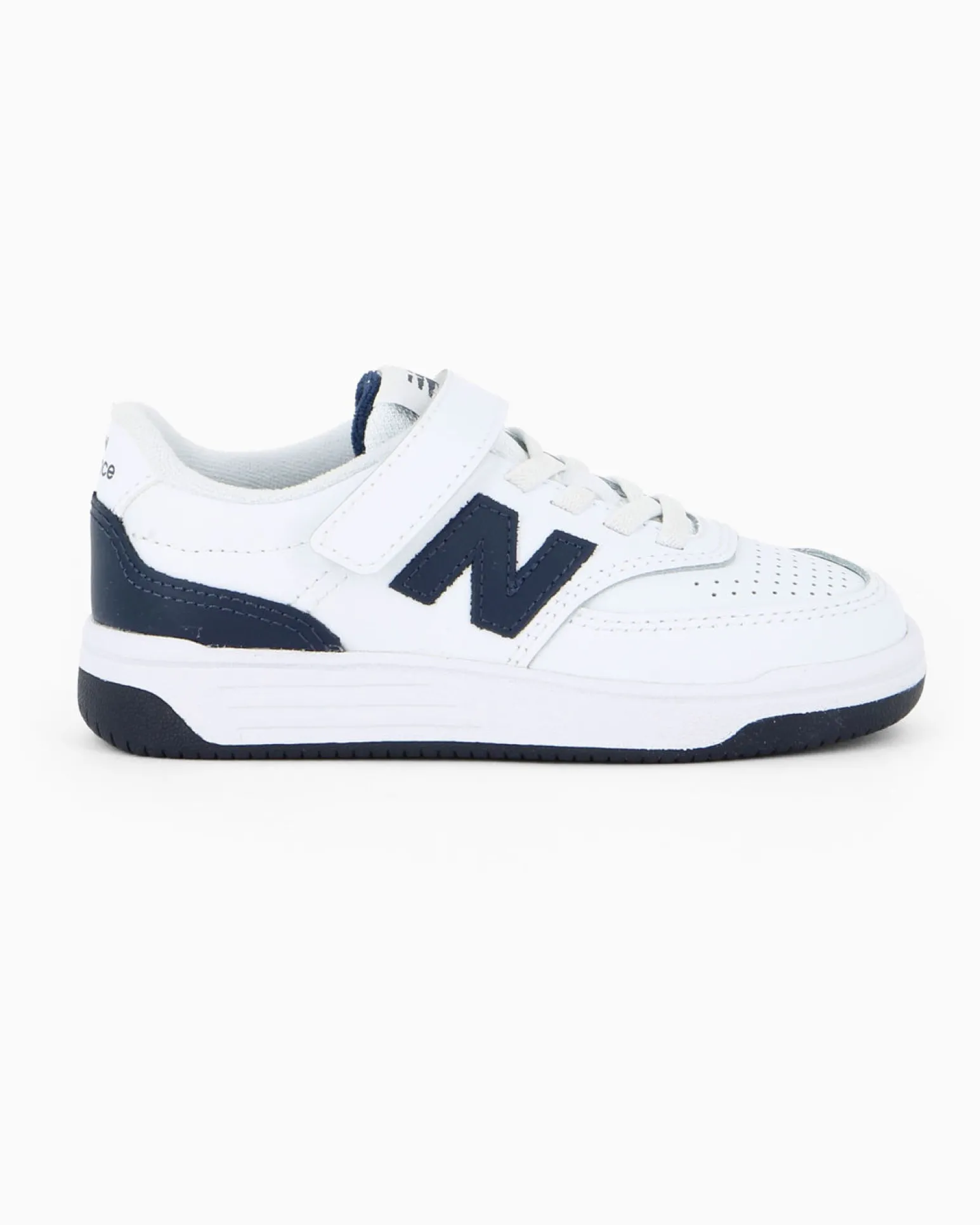 NEW BALANCE - SNEAKERS KIDS LIFESTYLE BIANCHE CON DETTAGLI BLU DAL 28 AL 35, P0806RV