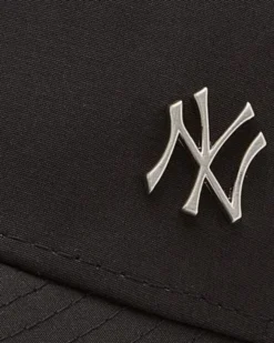 NEW ERA - Cappello regolabile nero con logo metallizzato - 9FORTY