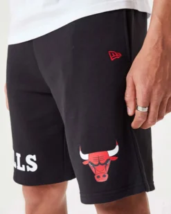 NEW ERA - Pantalone corto oversize fit da uomo nero con logo Chicago Bulls