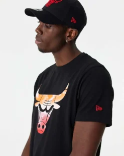 NEW ERA - T shirt girocollo da uomo nera in cotone con logo Chicago Bulls