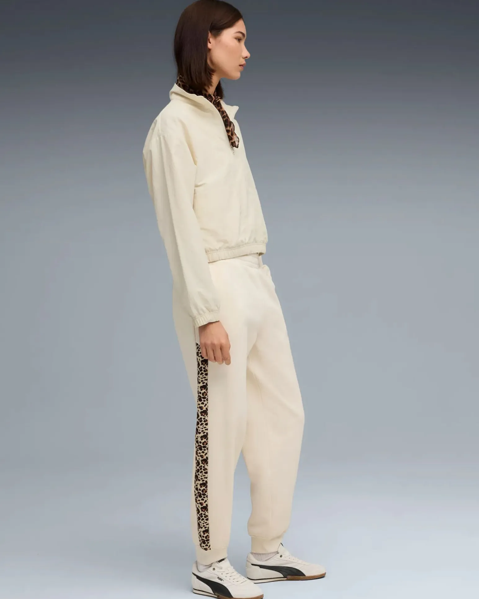 PUMA - PANTALONE PANNA CON BANDE LEOPARDATE ESSENTIAL GRAPHIC ANIMAL COMFORT DA DONNA, 688086-87