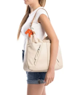REFRESH - Borsa a spalla beige con tasche frontali e moschettone con ciondoli, tracolla removibile