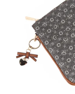 SOLO SOPRANI - Borsa un manico nera loggata con tre scomparti interni e ciondolo fiocco+cuore, tracolla removibile